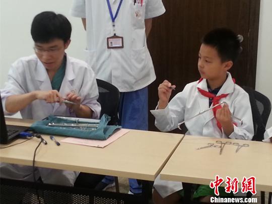 兒童暑期“職業(yè)體驗(yàn)” 醫(yī)生、警察職業(yè)受熱捧