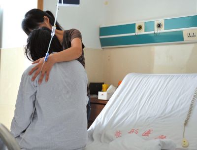 由于前天進行了面部修復(fù)手術(shù)，俞燕身體不適，父母24小時陪在她的身邊