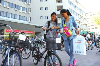 前天，兩名新生在登記后領(lǐng)取了自己的“愛心車”