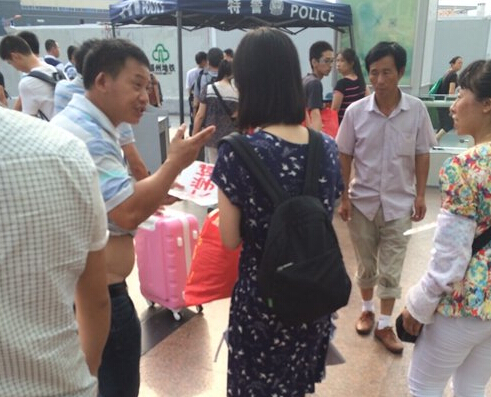 女大學(xué)生一出站，黑車的拉客仔就圍上招攬