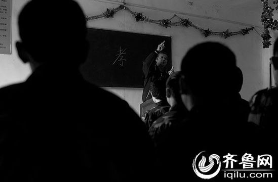 方光與其他癡迷網(wǎng)絡(luò)游戲的孩子一起，在重新認(rèn)識(shí)“孝”的含義