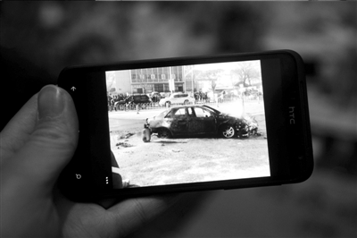 　　路人拍下的該車自燃情景。