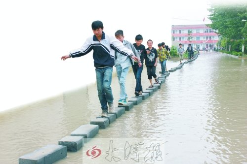 因“挪”修下水道錢學(xué)校被淹 學(xué)生渡“?！鄙蠈W(xué)