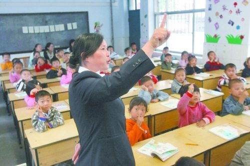 不到上小學年齡的孩子，只得在幼兒園復(fù)讀或者上“幼小銜接班”