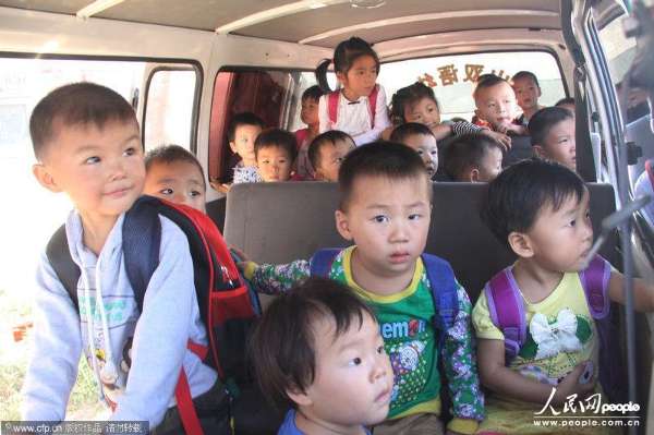  2013年9月3日，河南信陽，6座的面包車?yán)锩婢尤粷M滿當(dāng)當(dāng)擠滿了28個3、4歲的孩子