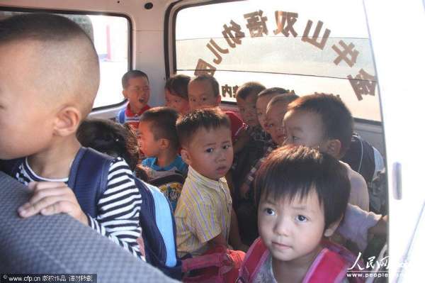  2013年9月3日，河南信陽，6座的面包車?yán)锩婢尤粷M滿當(dāng)當(dāng)擠滿了28個3、4歲的孩子
