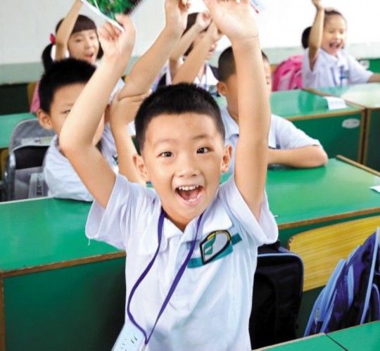 　　新學(xué)期在“減負(fù)新規(guī)”的爭(zhēng)議聲中開始了，廣州很多學(xué)校還是照常布置作業(yè)。但也有學(xué)校支持“減負(fù)新規(guī)”，