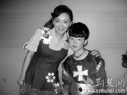 楊光參加央視節(jié)目表演時(shí)，同主持人月亮姐姐合影
