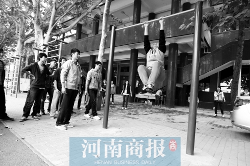引體向上，難住不少同學(xué)