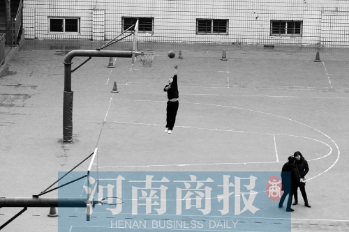 目前，鄭州市有超過30所學(xué)校對(duì)社會(huì)開放體育設(shè)施