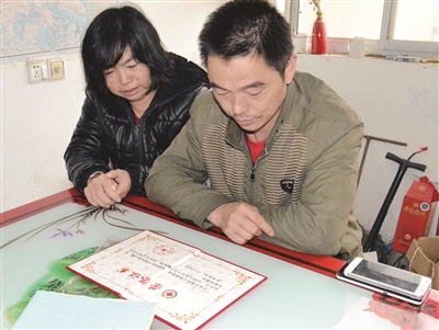 如今，劉圓父母想念女兒時(shí)只能看著榮譽(yù)證書(shū)發(fā)呆