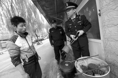 一餐館違規(guī)使用煤爐，被麥子店城管隊(duì)責(zé)令停止，并限期清除所屯的蜂窩煤