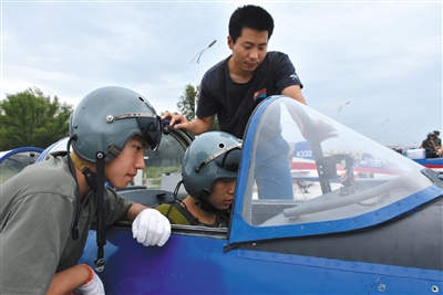 8月26日，來自吉林、湖北、山東的青少年航空學(xué)校的高中學(xué)生，進(jìn)行了首次飛行體驗(yàn)活動