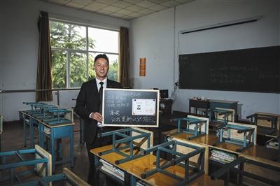 　張俊成，41歲，曾是北京大學的一名保安。1995年，通過成人高考，考上了北京大學法律系(?？?，被媒體稱為“北大保安高考第一人”，現(xiàn)為長治市一所中等職校的校長