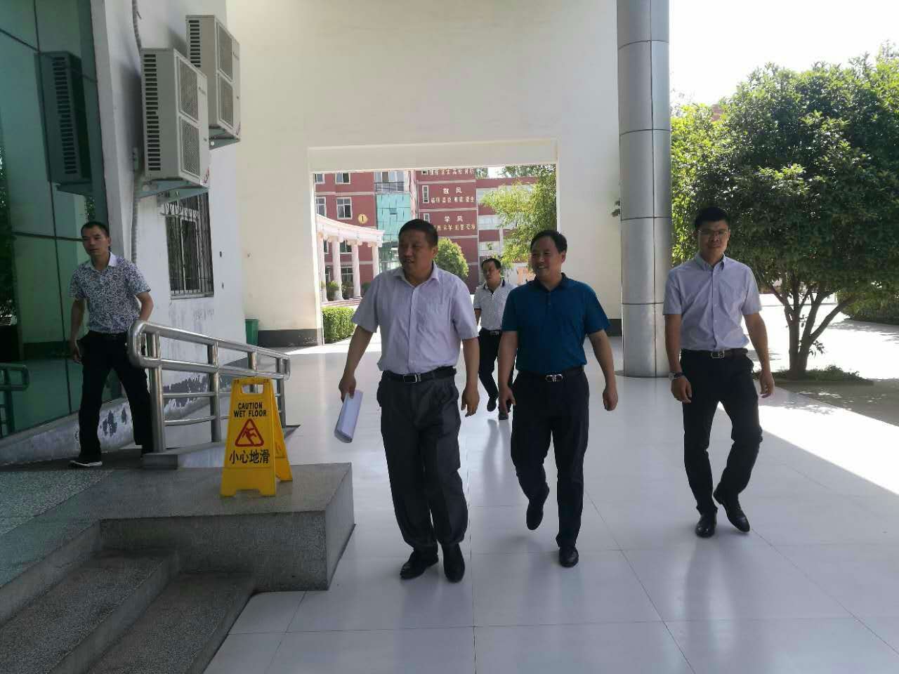 花林闊書記帶領(lǐng)楊紅偉校長參觀食堂 花林闊書記帶領(lǐng)楊紅偉校長參觀食堂