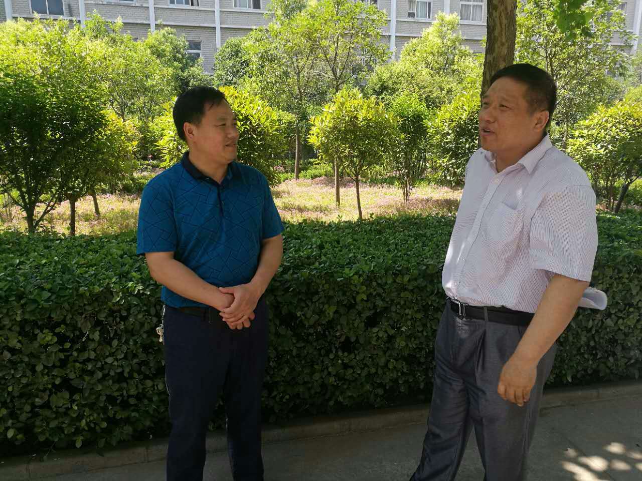 兩支部負(fù)責(zé)人親切交流 兩支部負(fù)責(zé)人親切交流