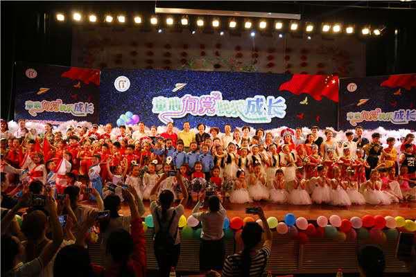 金水區(qū)民辦協(xié)會(huì)晚會(huì)合影 金水區(qū)民辦協(xié)會(huì)晚會(huì)合影