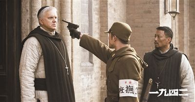梅甘（左）、安西滿（右）與日本兵對峙的一幕。