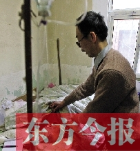 54歲的老楊把自己當(dāng)做護(hù)士，不離不棄照顧著已成“植物人”的母親