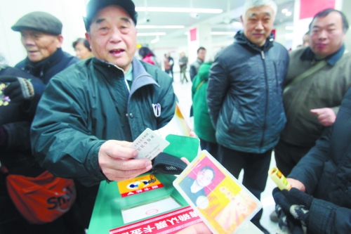老人帶著多種證件想免費乘車，工作人員稱沒接到通知拒絕。