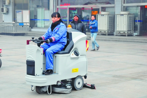洛陽火車站新購3臺洗地機提高保潔作業(yè)效率，成為站前廣場一道風(fēng)景