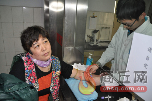劉艷平的血樣和浙江省一位患者成功配型，1月15日下午3點，醫(yī)護人員正在為劉艷平再次抽取血樣