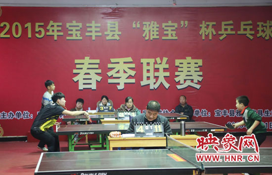 2月22日，河南省寶豐縣兩名乒乓球參賽選手在比賽中激烈角逐。