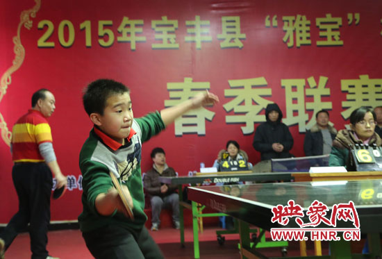 2月22日，乒乓球參賽選手在河南省寶豐陽光青少年俱樂部迎新春乒乓球春季聯(lián)賽，選手在比賽中激烈角逐。