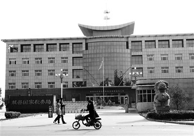 10月29日，河北滄州市獻縣國稅局。10月底，一些企業(yè)主被叫到國稅局談“交稅”問題。新京報記者 孟祥超 攝