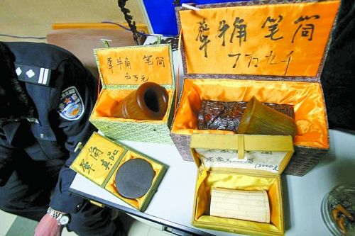 這些商品被暫扣，并根據(jù)鑒定情況對(duì)販賣者依法處罰。 記者 閆化莊 攝