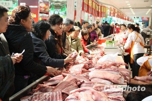 資料圖。1月份CPI等經(jīng)濟(jì)數(shù)據(jù)將于今天發(fā)布。多家機(jī)構(gòu)預(yù)計(jì)，受春節(jié)“錯(cuò)位”因素及豬肉價(jià)格回落影響，1月CPI同比漲幅在1.8%左右。從各機(jī)構(gòu)發(fā)布的報(bào)告來(lái)看，從2月開始，CPI或?qū)⑦M(jìn)入新一輪上行周期。