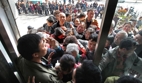 河南洛陽(yáng)市民在排長(zhǎng)隊(duì)搶購(gòu)燃?xì)? alt=