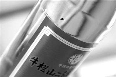 圖中畫圈處為瓶中的黑色異物。京華時(shí)報(bào)記者 譚青 攝