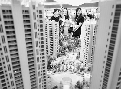 圖為近日，浙江杭州一家房產(chǎn)公司的兩位銷售人員一起向購房者介紹樓盤。新華社記者 王定昶攝
