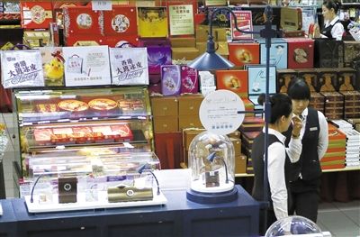 昨日，北京賽特購物中心，擺放出售的月餅禮盒，上千元的品種僅5種。新京報記者 王叔坤 攝