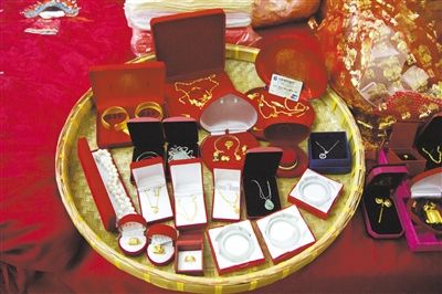 10月1日，王小姐在廣東汕頭舉行婚禮，她的彩禮包括3個(gè)玉鐲、多個(gè)金戒指及一張銀行卡。新京報(bào)記者 吳振