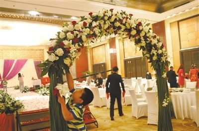 10月5日，北京萬達(dá)索菲特酒店，婚宴剛剛結(jié)束。新人介紹，一場(chǎng)婚宴花掉父母20萬元。新京報(bào)記者 尹亞飛