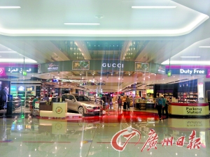 　迪拜機(jī)場的免稅店是不少人的血拼地。