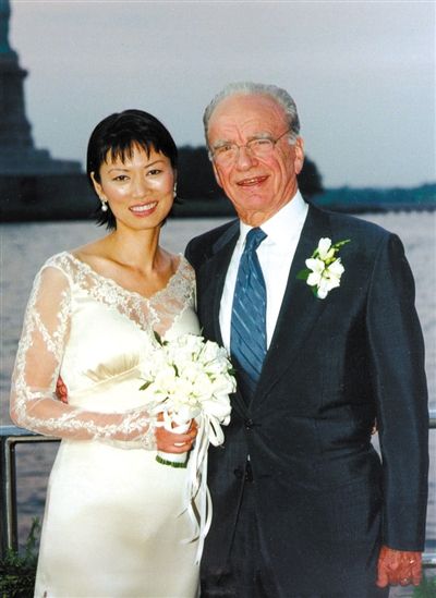 1999年6月，68歲的默多克與30歲的鄧文迪結(jié)婚。