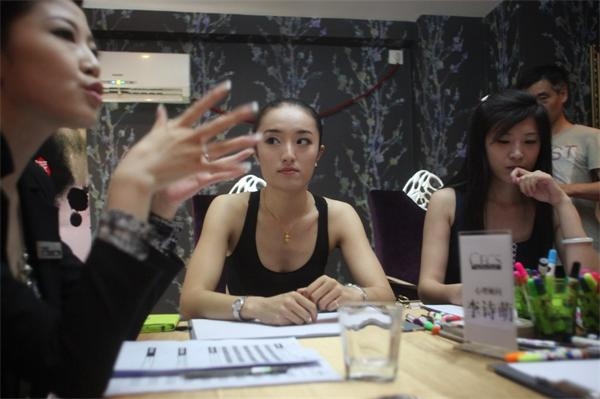 圖為參選者在等待選拔。