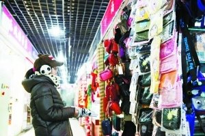 防護(hù)口罩標(biāo)準(zhǔn)缺失價(jià)差數(shù)千倍都稱(chēng)能防PM2.5 防護(hù)口罩標(biāo)準(zhǔn)缺失價(jià)差數(shù)千倍都稱(chēng)能防PM2.5