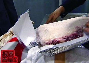 從旅客行李中查獲的走私牛肉。