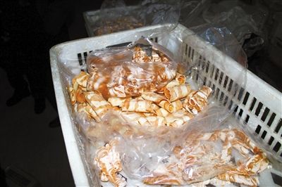 原料加工成“牛肉”產(chǎn)品批發(fā)價20多元一斤，加工成“羊肉卷”批發(fā)價為10元一斤。