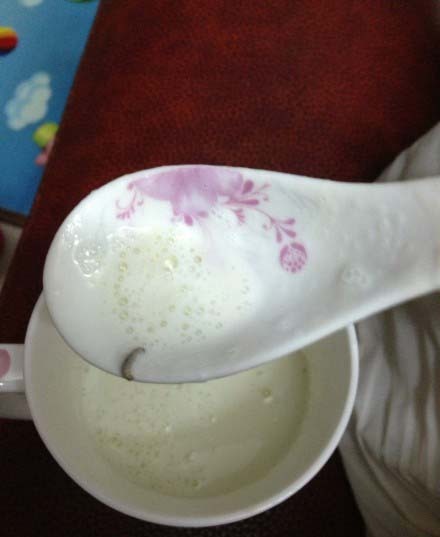 消費(fèi)者在美贊臣奶粉中吃出蟲(chóng)子。