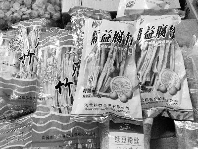 內(nèi)黃腐竹含吊白塊被曝光后，市場(chǎng)上內(nèi)黃產(chǎn)腐竹難覓蹤跡。攤主所售產(chǎn)品大多出自河南許昌和河北保定