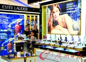 今年以來(lái)，雅詩(shī)蘭黛等大牌化妝品相繼被檢出不合格產(chǎn)品。（圖片來(lái)源：廣州日?qǐng)?bào) 王燕攝）