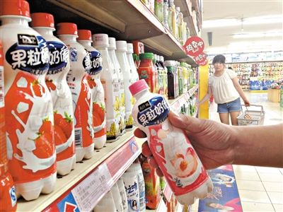 昨日，勁松京客隆超市貨架上，可口可樂果粒奶優(yōu)仍在售?？煽诳蓸饭咀蛉瞻l(fā)表聲明稱，已使用25公斤可能受到肉毒桿菌污染的乳粉，用于生產(chǎn)個別批次的美汁源果粒奶優(yōu)。新京報記者 韓萌 攝