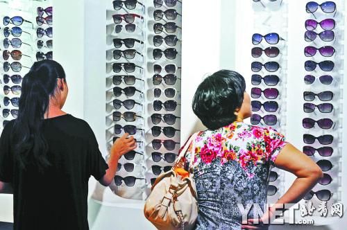 進(jìn)入暑期之后，眼鏡市場迎來了學(xué)生的換鏡高峰