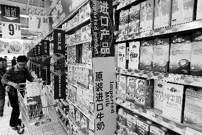 在通州某超市，進(jìn)口奶粉、純牛奶打出“原裝進(jìn)口”的招牌吸引消費(fèi)者購(gòu)買 攝/法制晚報(bào)記者 黑克