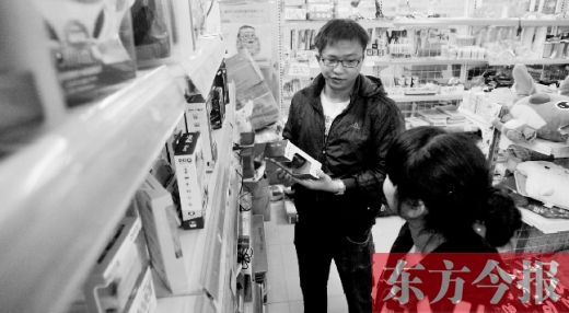 大學(xué)生創(chuàng)業(yè)孵化園內(nèi)，大學(xué)生S團(tuán)實(shí)體店的工作人員在向兩個同學(xué)推介商品